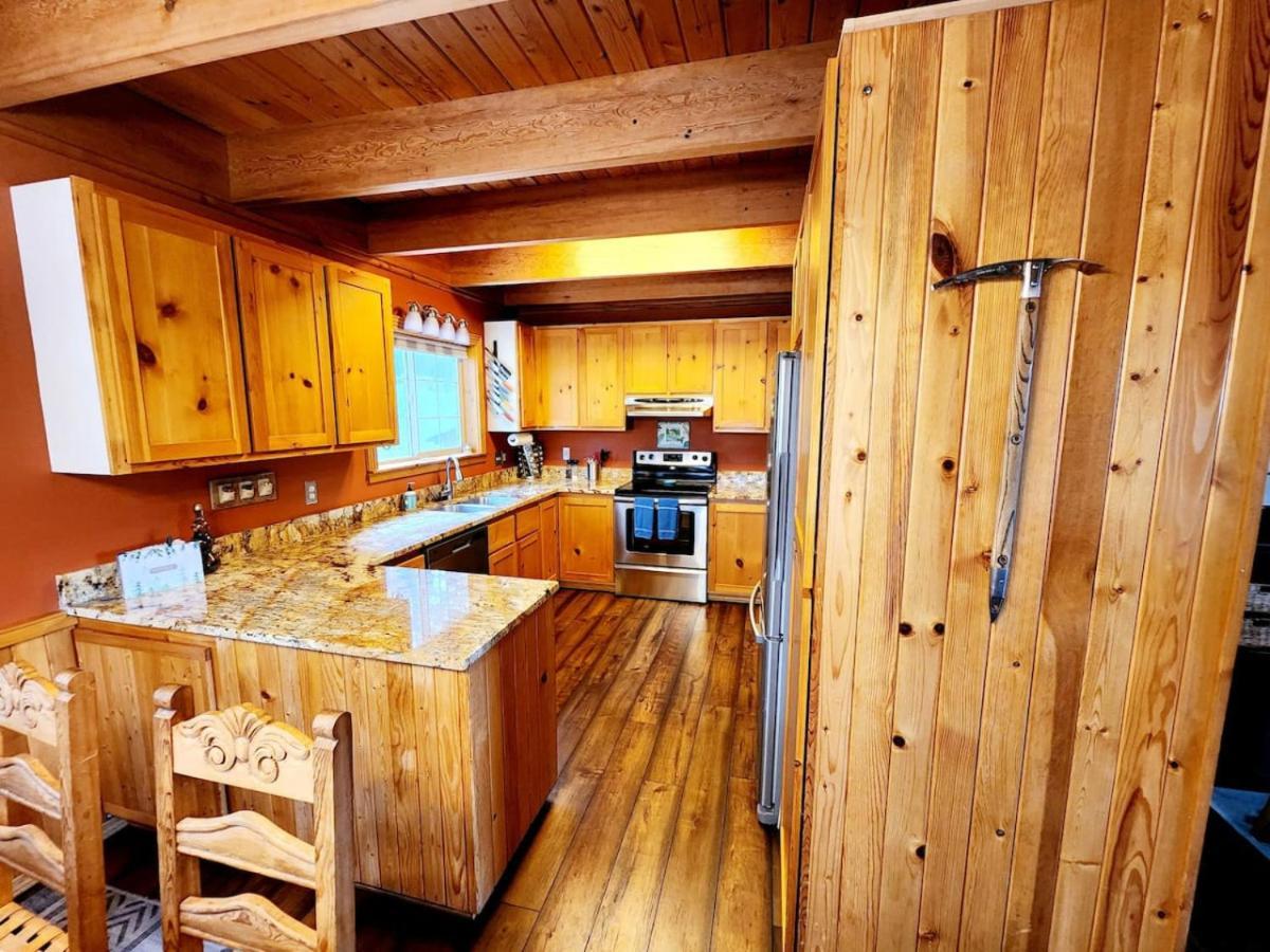 Blacktail Cabin Hideaway With Hot Tub Lakeside Exterior photo