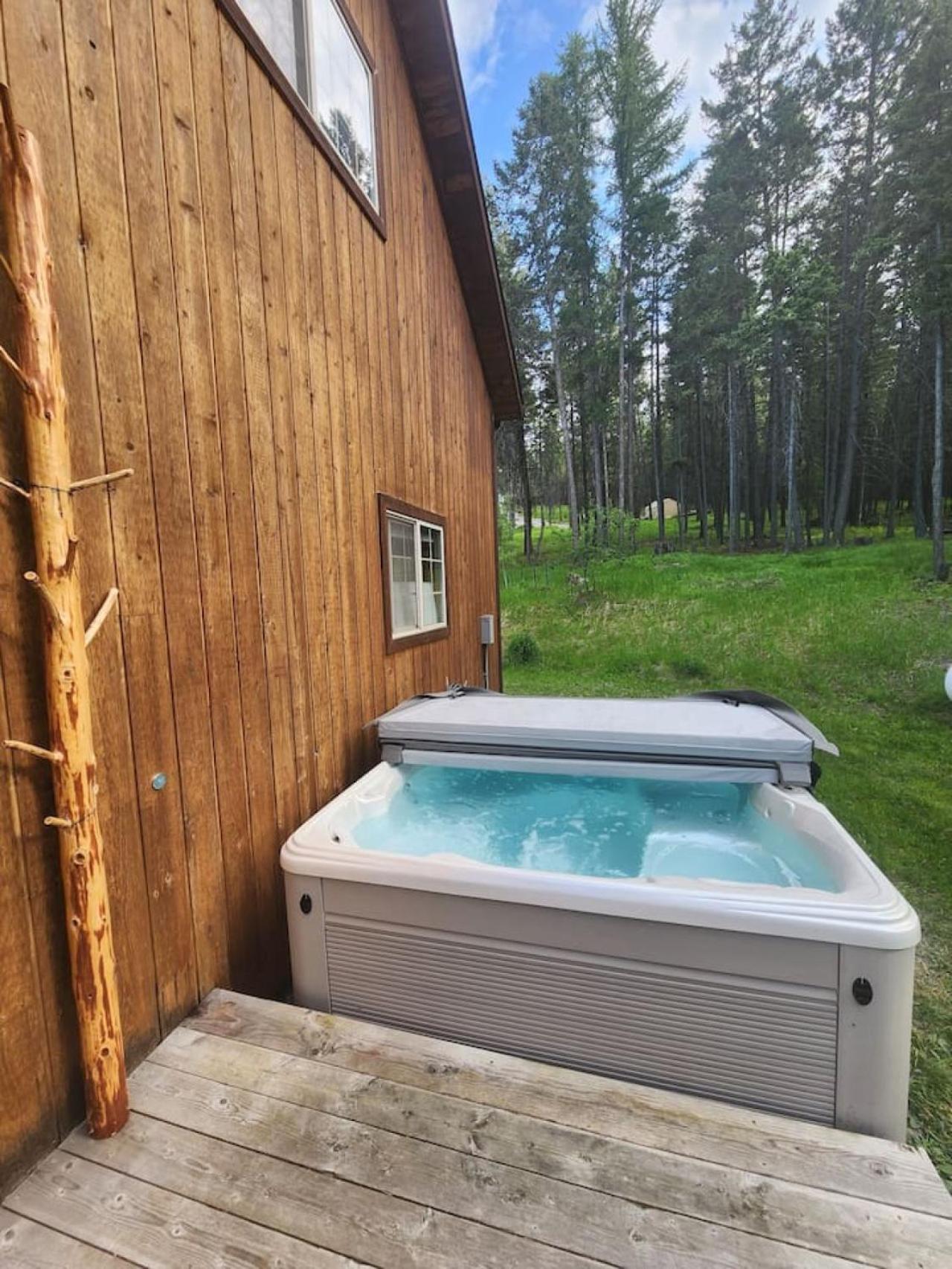 Blacktail Cabin Hideaway With Hot Tub Lakeside Exterior photo
