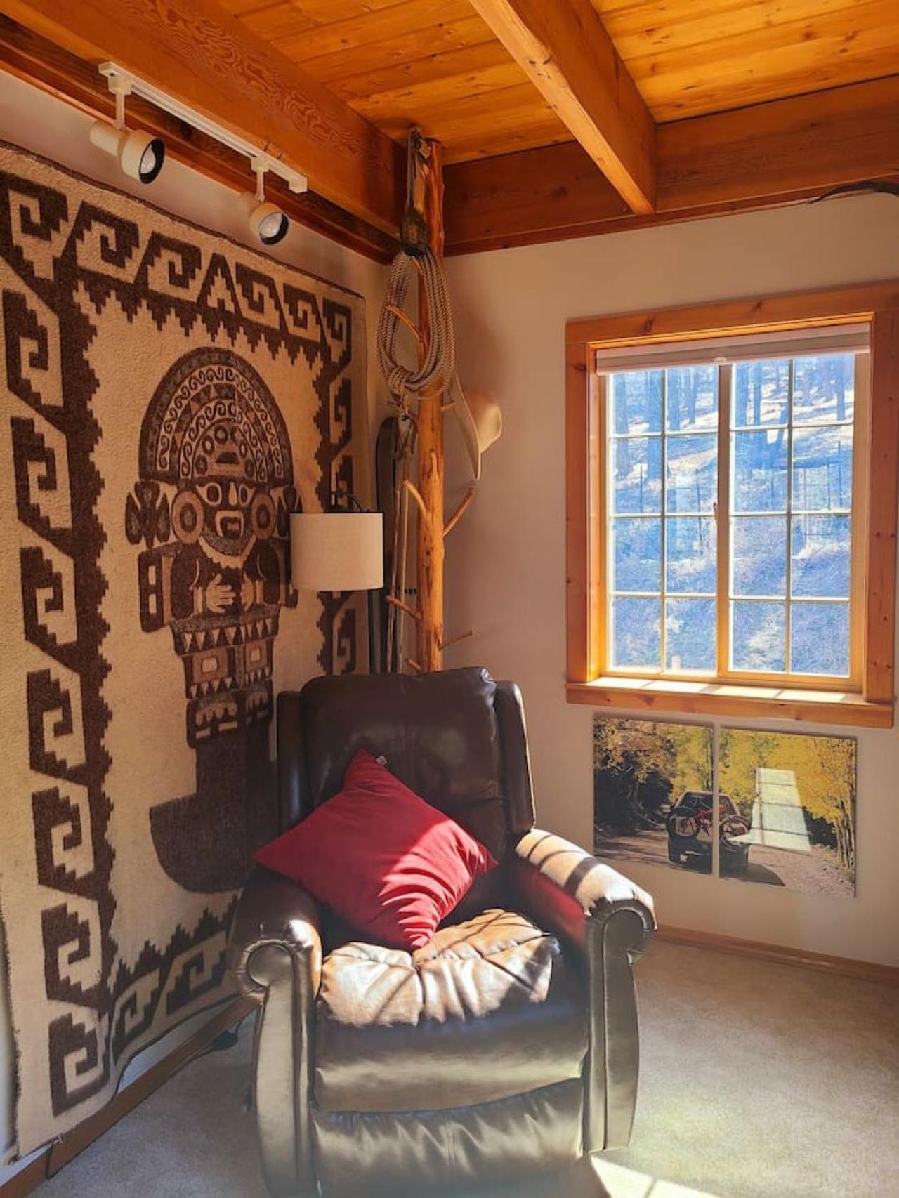 Blacktail Cabin Hideaway With Hot Tub Lakeside Exterior photo