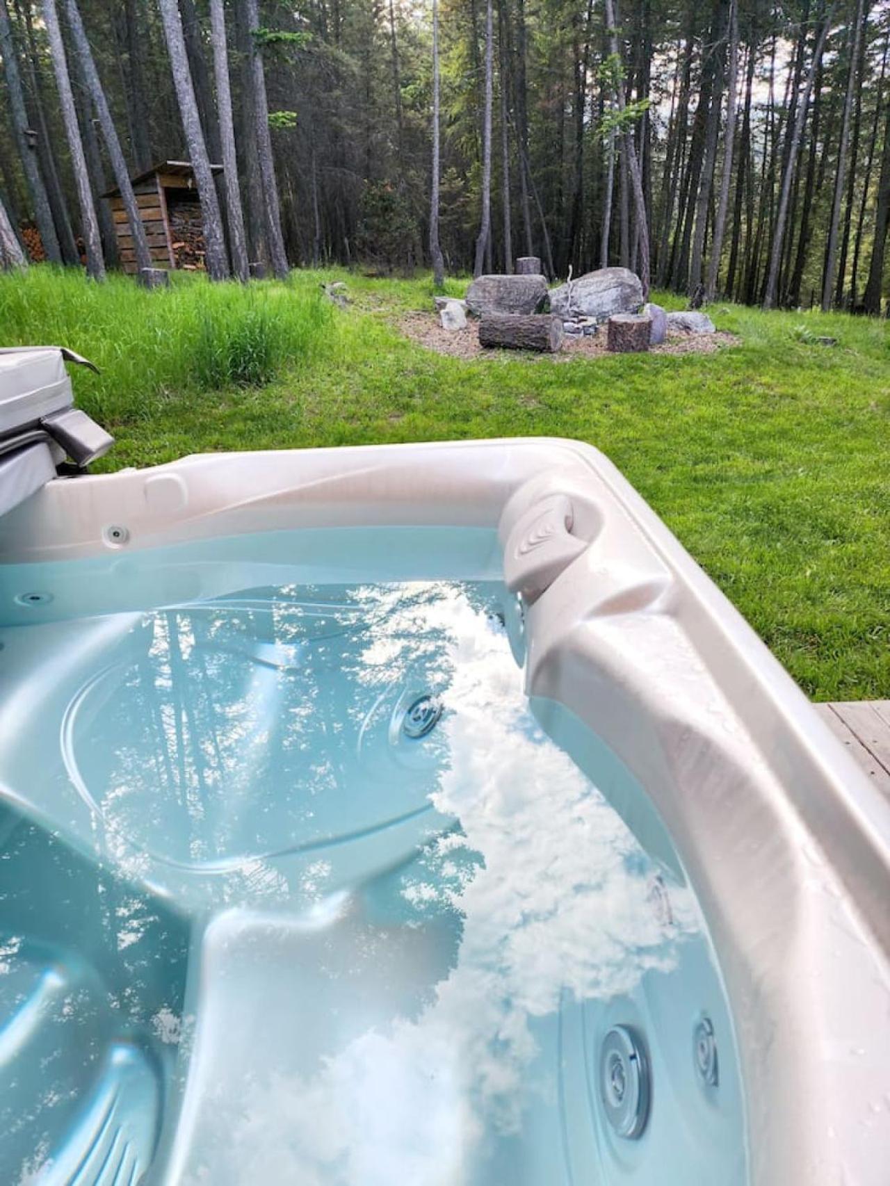 Blacktail Cabin Hideaway With Hot Tub Lakeside Exterior photo
