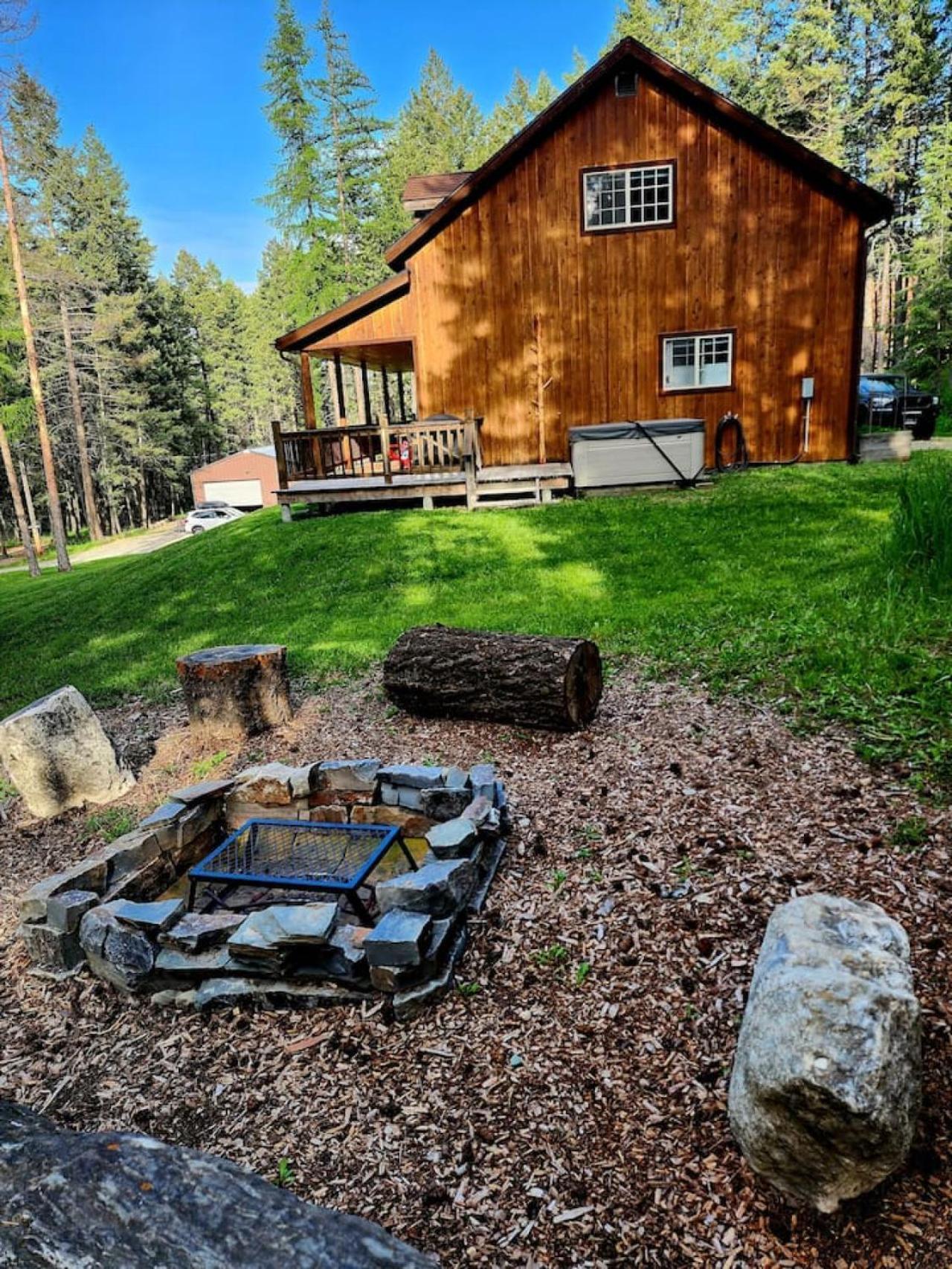 Blacktail Cabin Hideaway With Hot Tub Lakeside Exterior photo